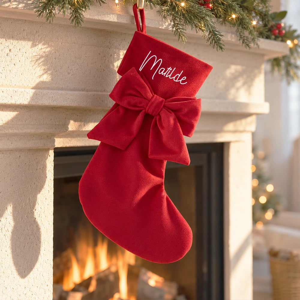 Calza di Natale rossa personalizzata con nome appesa al camino