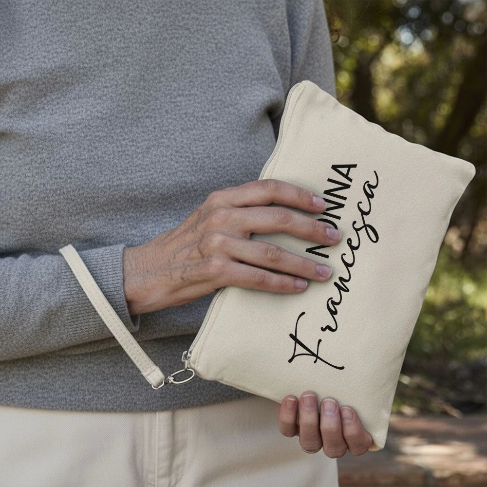 Pochette con nome inciso e cinturino da polso