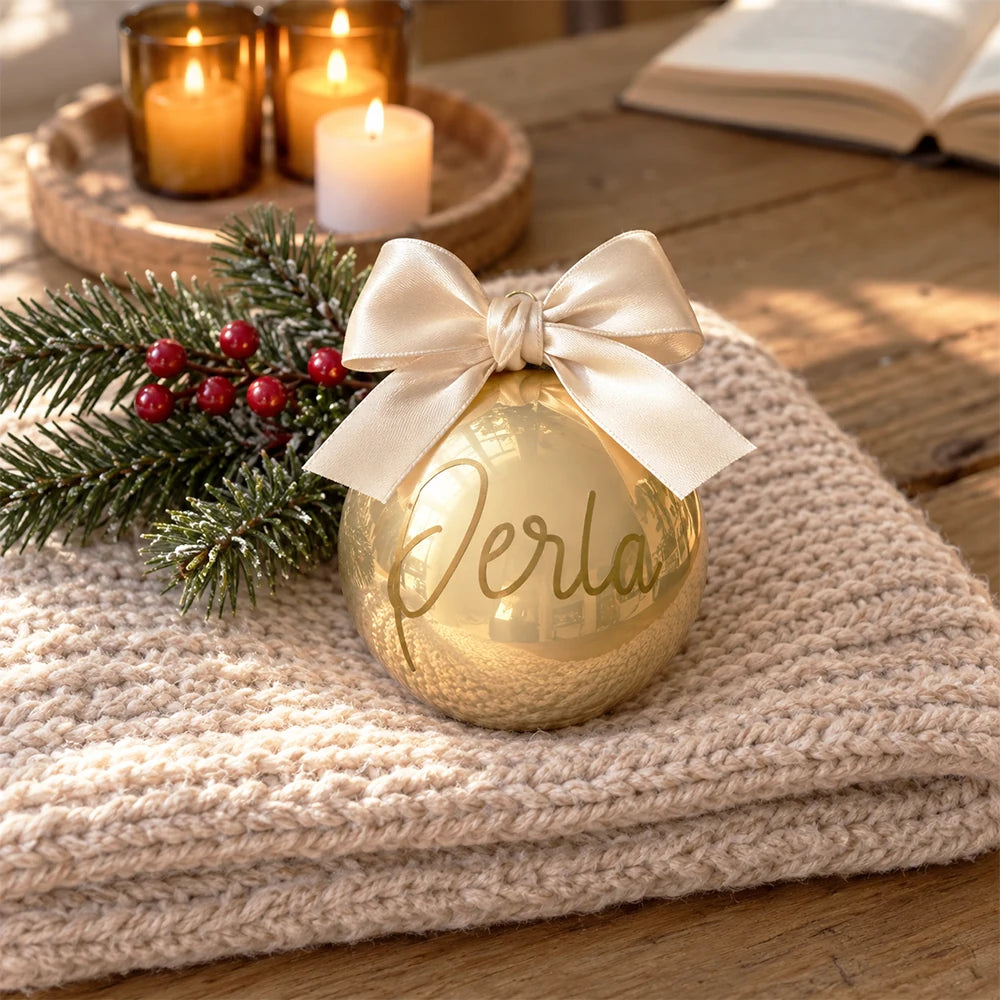 Sfera di Natale dorata personalizzata con nome e fiocco color avorio