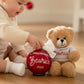 Bambina con sfera e peluche