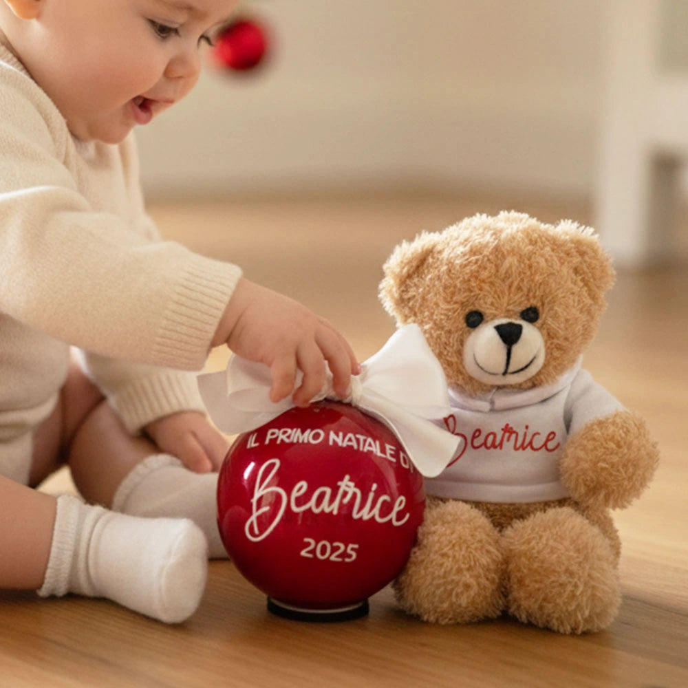 Bambina con sfera e peluche