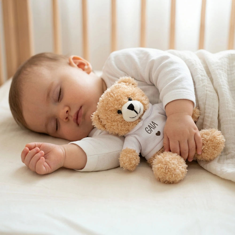 Dettaglio del nome in corsivo con piccolo cuore sulla felpa bianca