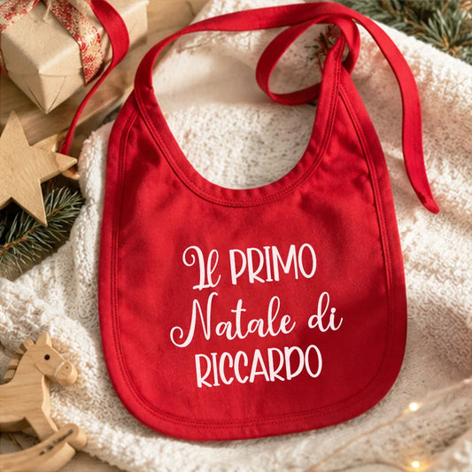 Bavaglino rosso Primo Natale personalizzato indossato da una bambina in ambientazione natalizia