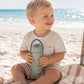 Bambino al mare con borraccia personalizzata verde Nouka con nome Edoardo