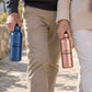 Coppia di nonni in passeggiata con borracce personalizzate blu e rosa gold con nome