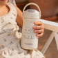 Bambina con borraccia personalizzata naturale Nouka con nome Matilde e tartaruga