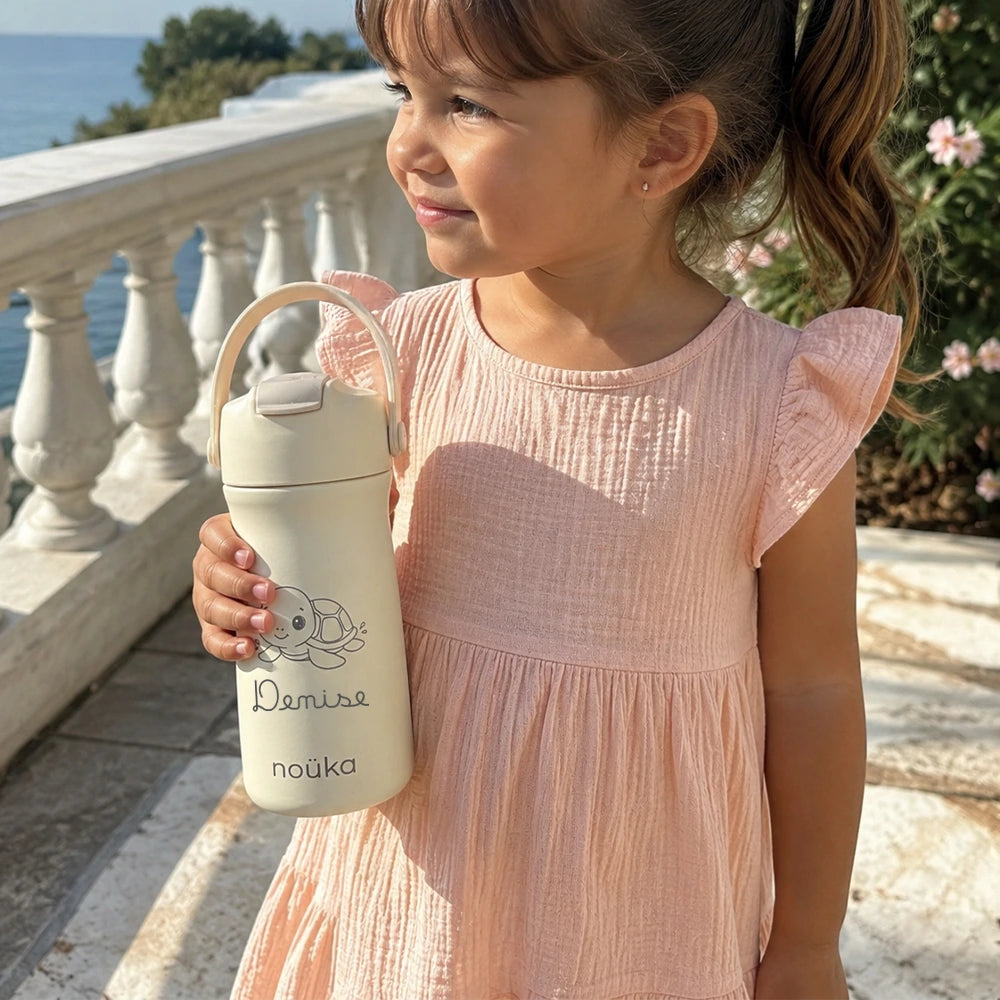 Bambina con borraccia personalizzata naturale Nouka con nome Denise e tartaruga