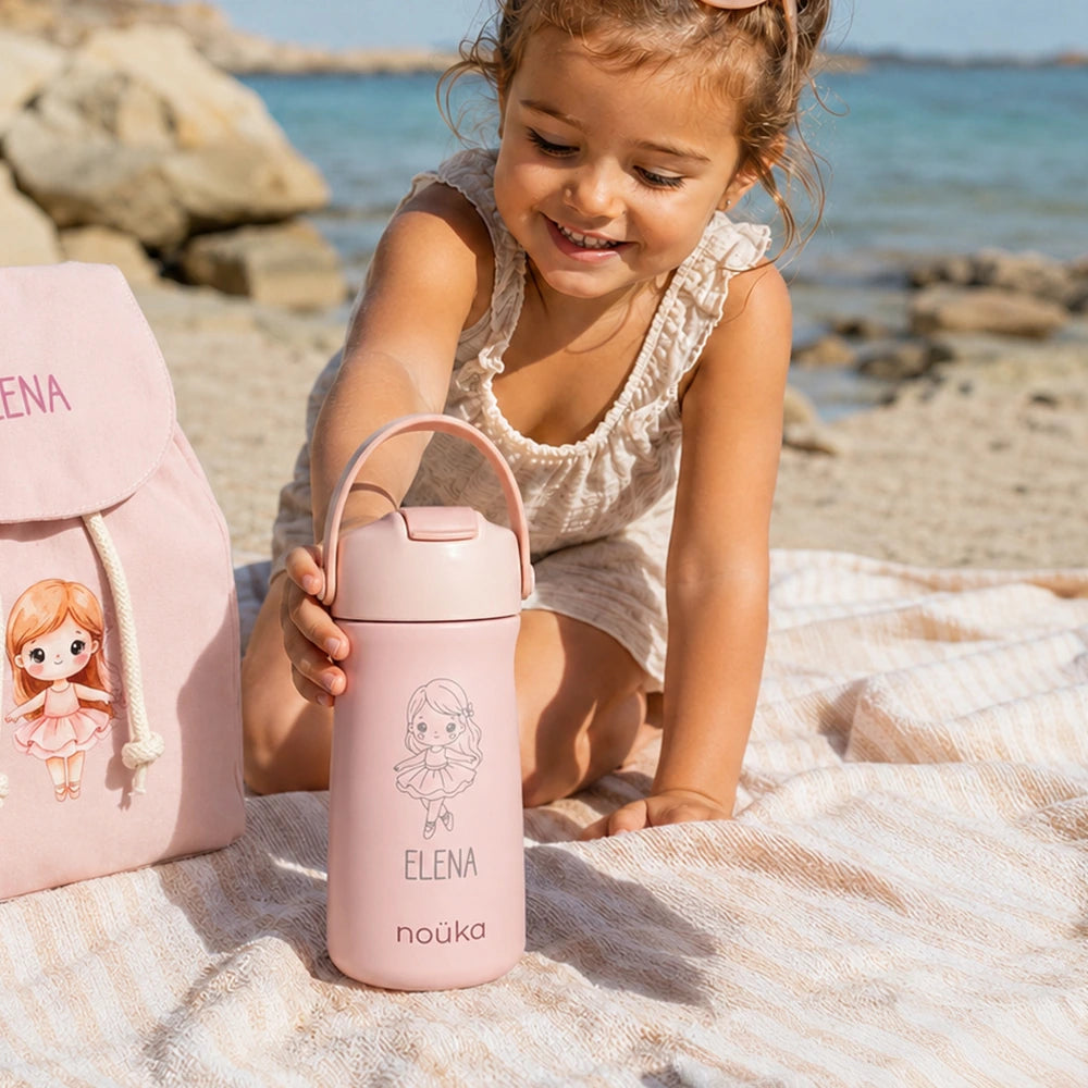 Bambina al mare con borraccia personalizzata rosa Nouka con nome Elena e ballerina
