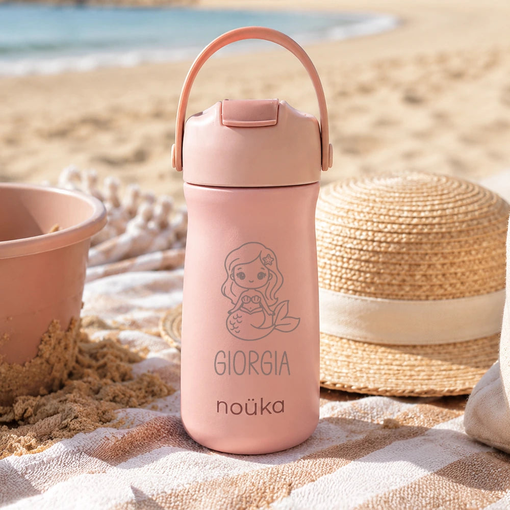 Borraccia personalizzata rosa Nouka con nome Giorgia e sirenetta sulla spiaggia