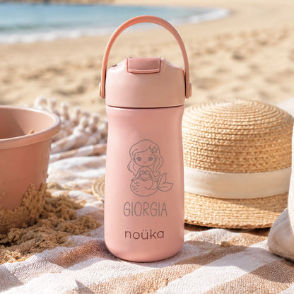 Borraccia personalizzata rosa Nouka con nome Giorgia e sirenetta sulla spiaggia