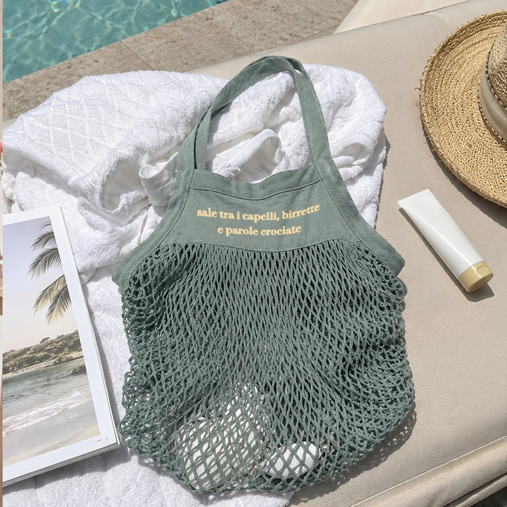 Dettaglio della borsa a rete personalizzata con scritta colorata sul pannello in cotone.