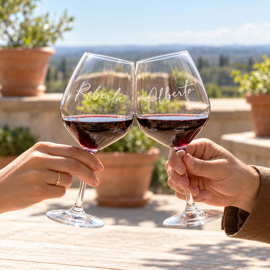 Calici da vino personalizzati con nomi Roberta e Alberto durante un brindisi all’aperto