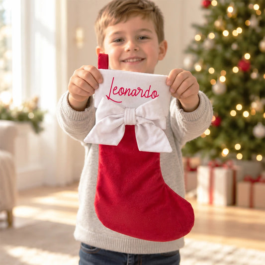 Calza di Natale rossa personalizzata con nome e fiocco bianco in primo piano