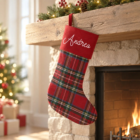 Calza di Natale tartan personalizzata con nome appesa al camino