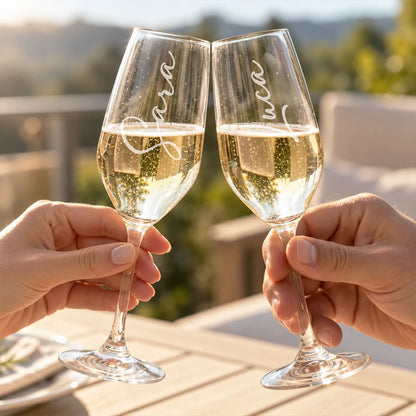 Brindisi con flute da prosecco personalizzati con i nomi Sara e Luca