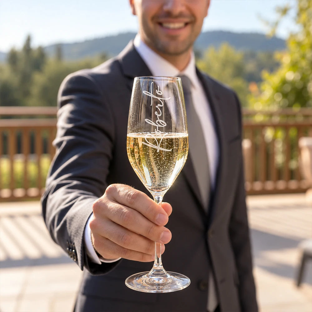 Flute da prosecco personalizzato con il nome Roberto tenuto in mano da un uomo in giacca
