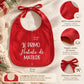 Infografica del bavaglino rosso Primo Natale personalizzato in cotone jersey con misure e chiusura con laccetti