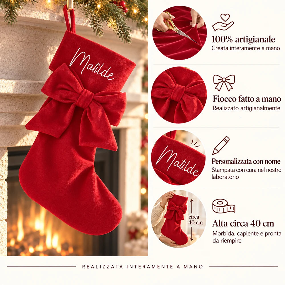 Infografica della calza di Natale in velluto rosso con fiocco fatto a mano e nome personalizzato, alta circa 40 cm.