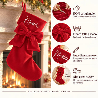 Infografica della calza di Natale in velluto rosso con fiocco fatto a mano e nome personalizzato, alta circa 40 cm.
