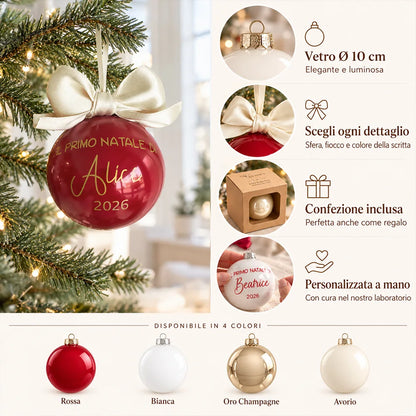 Infografica della sfera Primo Natale personalizzata in vetro da 10 cm con nome, fiocco, colori disponibili e confezione inclusa
