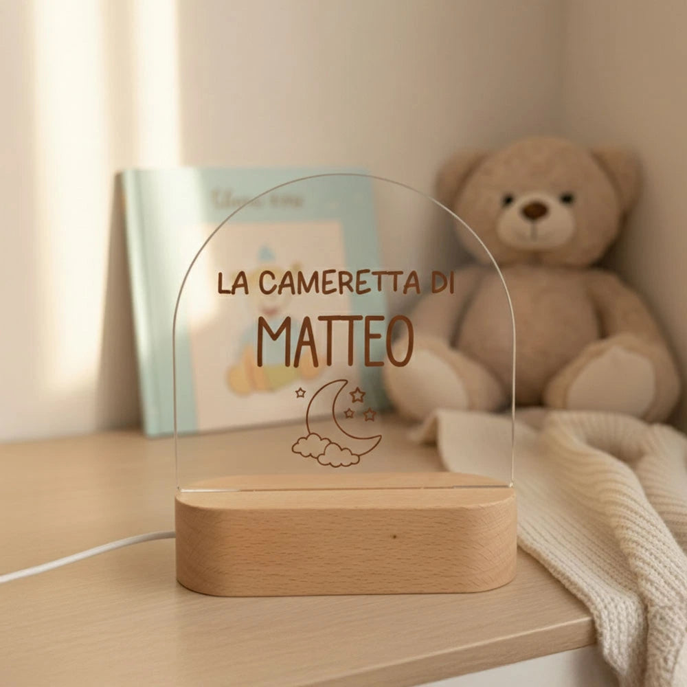 Lampada per cameretta con base in legno e scritta personalizzata