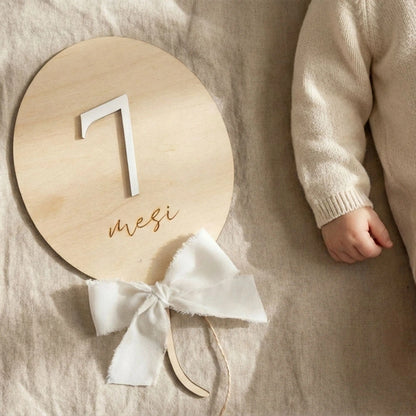 Idea regalo nascita artigianale: palloncini in legno personalizzati