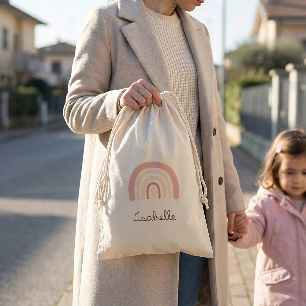 Dettaglio stampa a caldo con nome e disegno su sacca in cotone bio