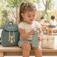 bambina con il suo set asilo completo
