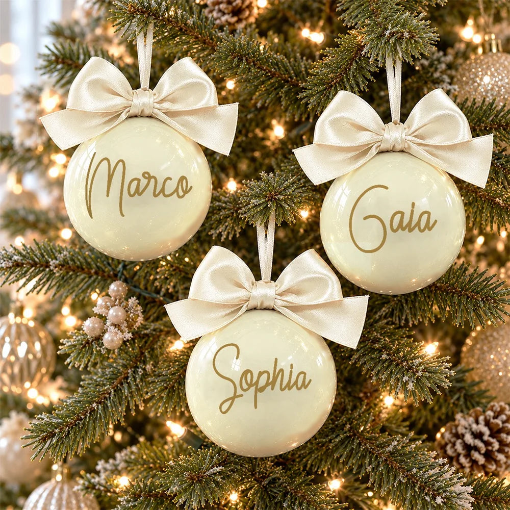 Set famiglia con tre sfere di Natale avorio personalizzate con nome e fiocco in raso