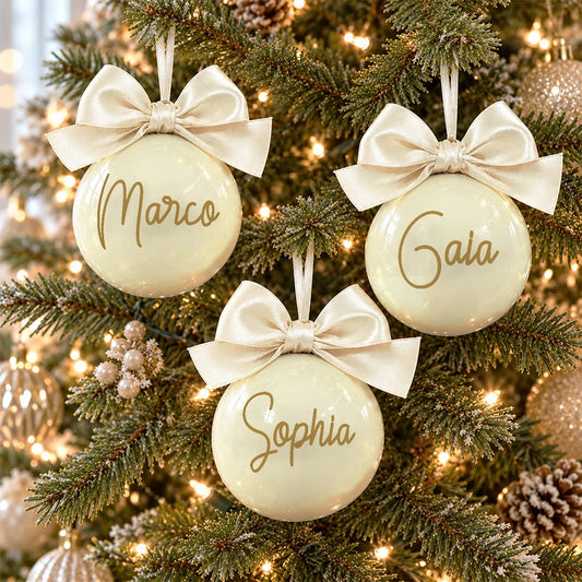 Set famiglia con tre sfere di Natale avorio personalizzate con nome e fiocco in raso