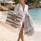 Ragazza con borsa, beauty e telo mare
