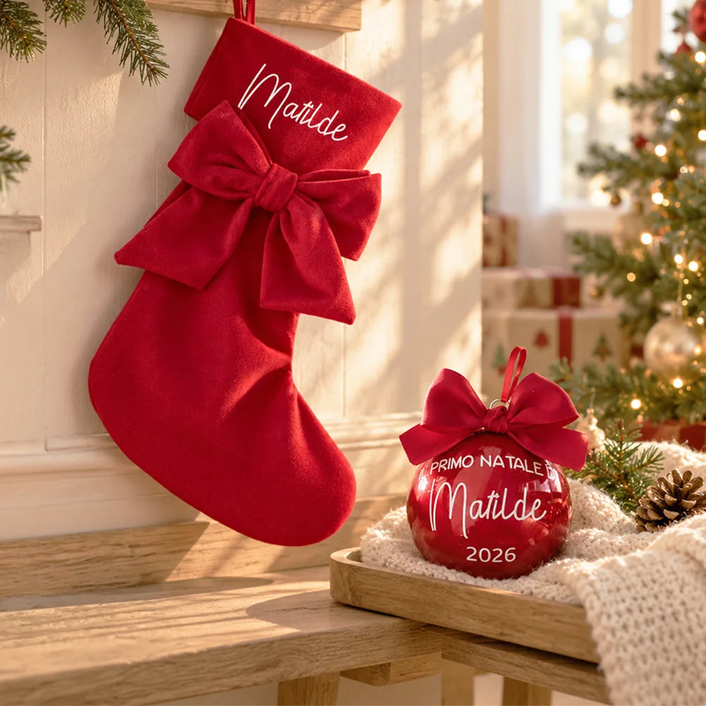 Set Primo Natale con sfera rossa e calza natalizia coordinate, entrambe personalizzate con nome