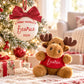 Set Primo Natale con sfera personalizzata e peluche renna con nome, in ambientazione natalizia