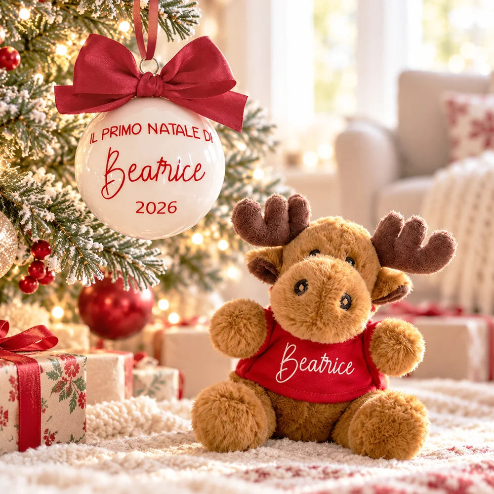 Set Primo Natale con sfera personalizzata e peluche renna con nome, in ambientazione natalizia
