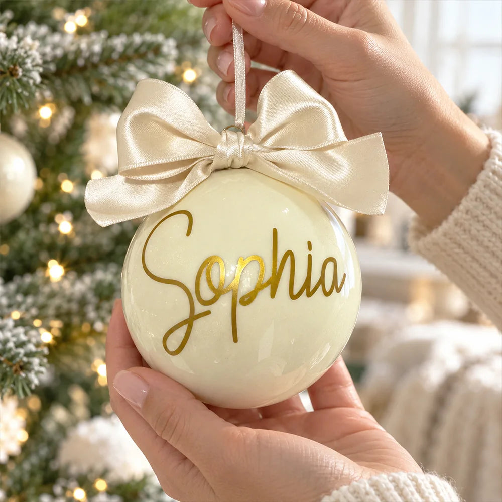 Sfera di Natale avorio personalizzata con nome in oro e fiocco in raso