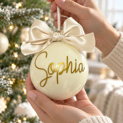 Sfera di Natale avorio personalizzata con nome in oro e fiocco in raso