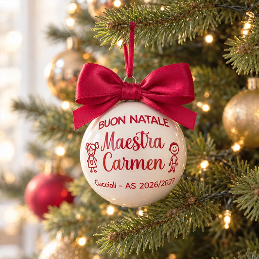 Sfera di Natale bianca personalizzata per maestra con fiocco rosso appesa all’albero