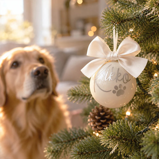 Sfera di Natale bianca personalizzata per cane con nome, impronta e fiocco color avorio