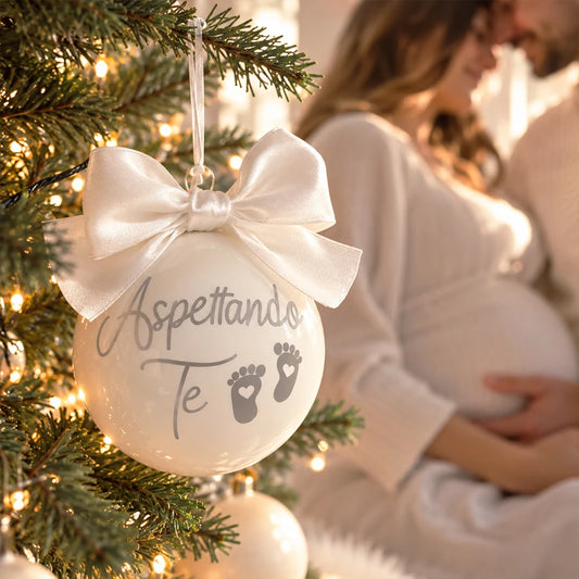Sfera di Natale bianca con scritta Aspettando te e fiocco color avorio per annuncio gravidanza