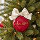 Sfera di Natale rossa personalizzata con nome in oro e fiocco avorio sull’albero