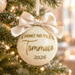 Sfera di Natale avorio personalizzata per il primo Natale con nome e fiocco in raso