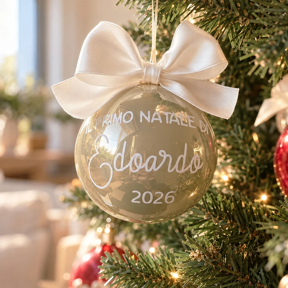 Sfera di Natale dorata personalizzata per il primo Natale con nome e anno, fiocco color avorio