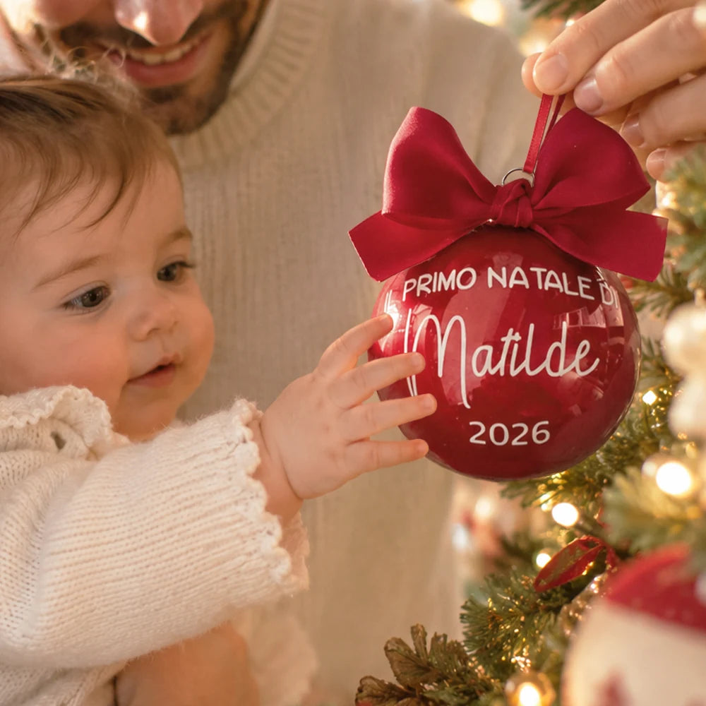 Sfera di Natale rossa personalizzata per il primo Natale con nome