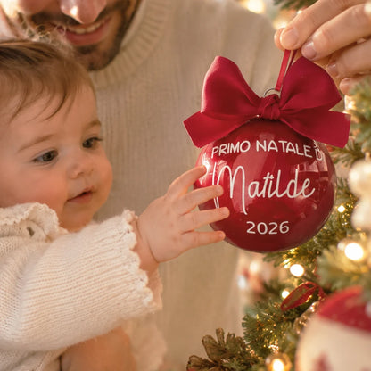 Sfera di Natale rossa personalizzata per il primo Natale con nome