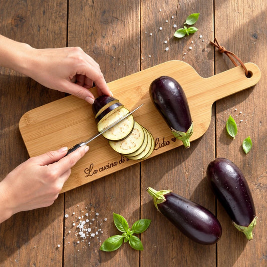 Tagliere in bambù personalizzato con scritta La cucina di Lidia mentre si affettano melanzane