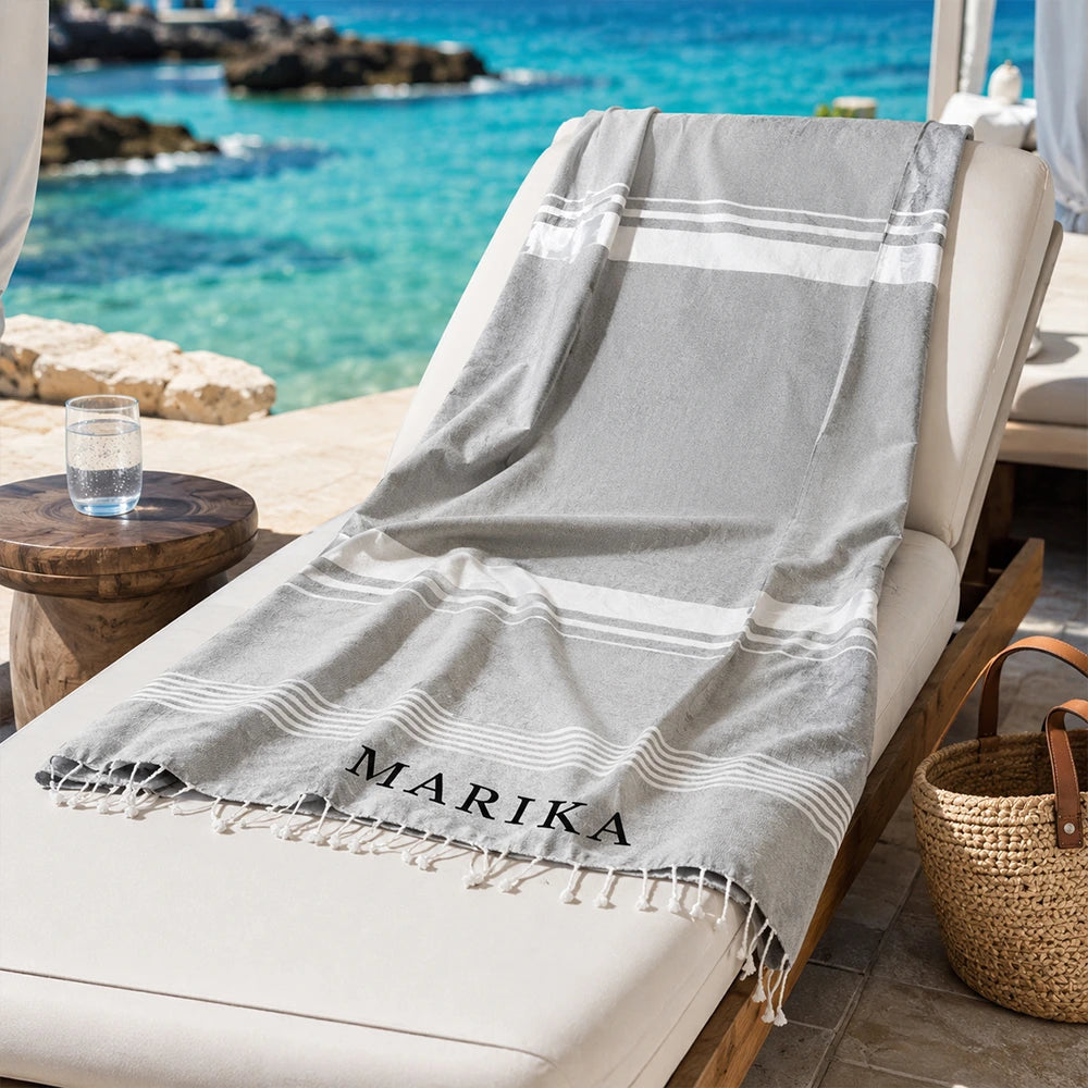 Pareo telo mare grigio su lettino da spiaggia