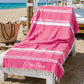 Telo mare fucsia personalizzato con nome bianco su lettino da spiaggia